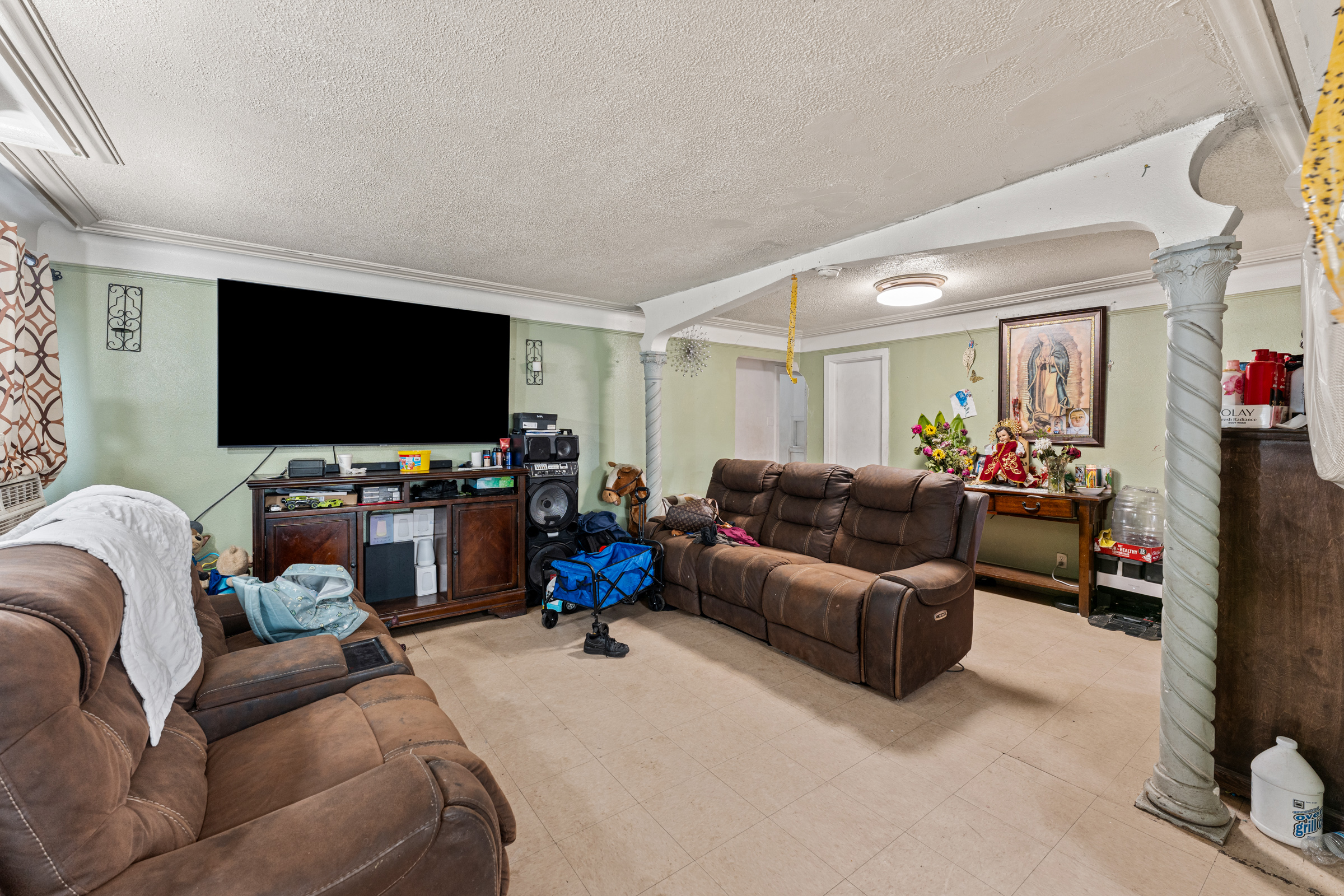 Fontana, California, 92336, United States, 7 Bedrooms Bedrooms, ,4 BathroomsBathrooms,Residential,For Sale,1988528