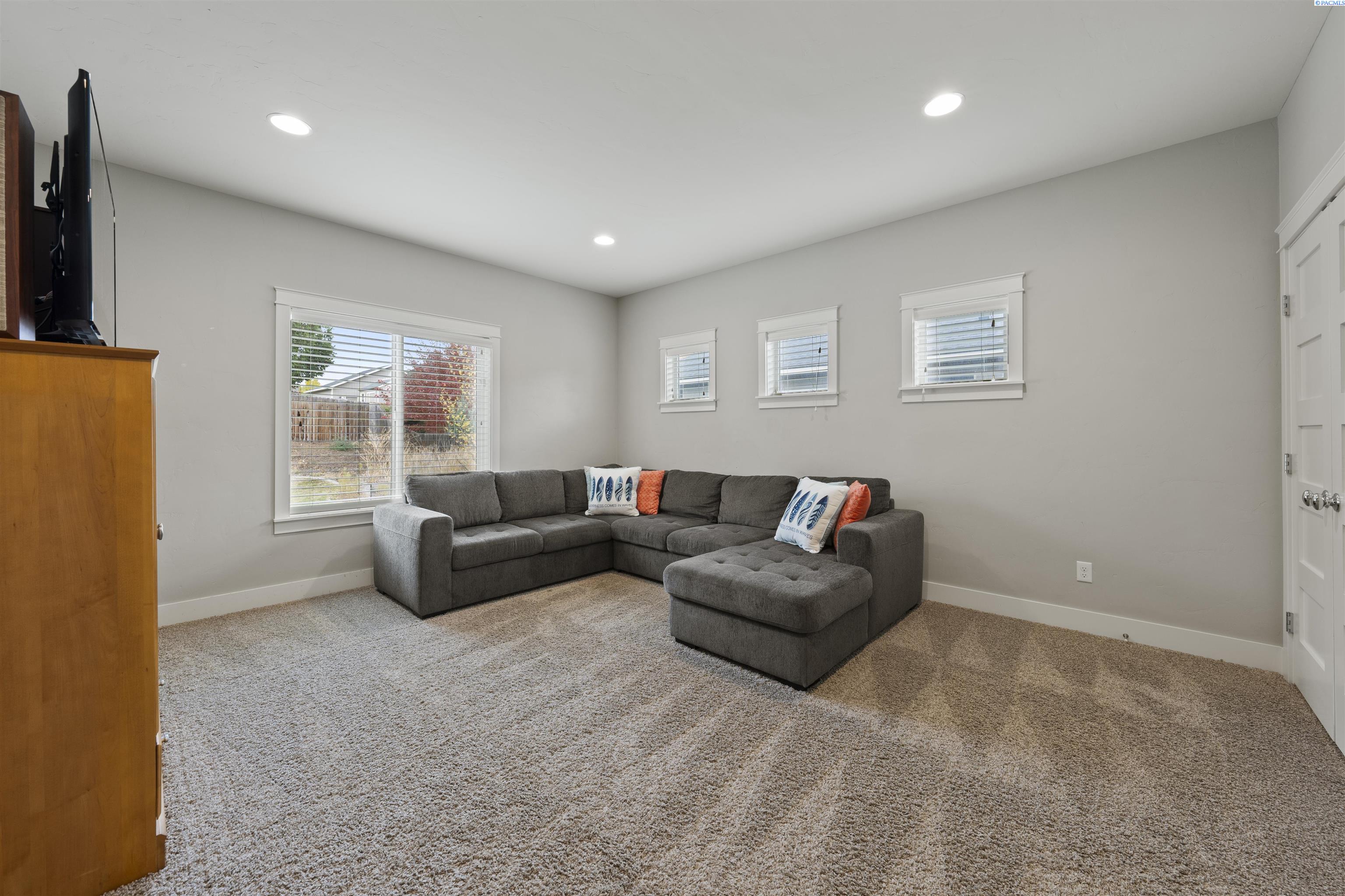 Richland, Washington, 99352, United States, 5 Bedrooms Bedrooms, ,3 BathroomsBathrooms,Residential,For Sale,1987518