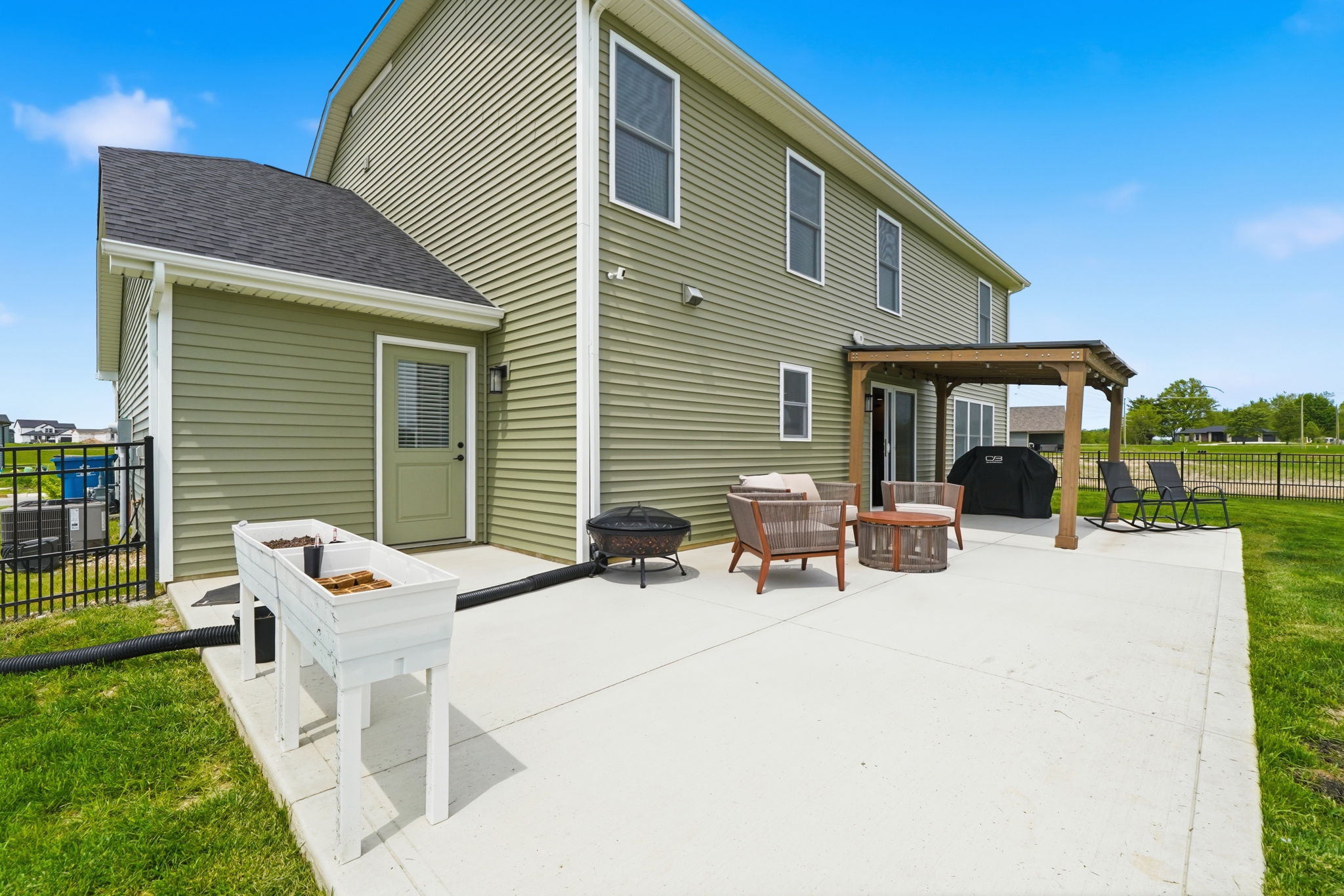  Move-in Four Bedroom Home Loaded with Upgrades - 物件實景