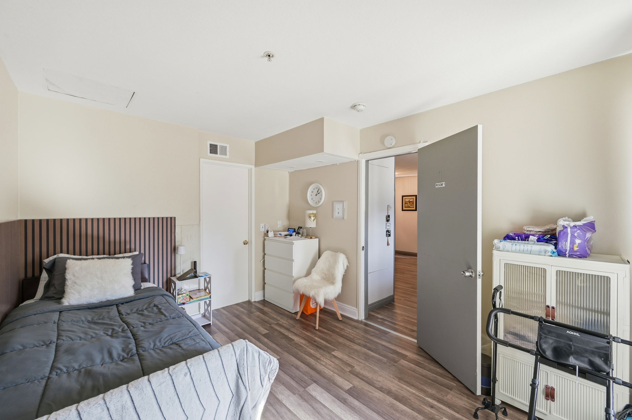 Saugus, California, 91350, United States, 4 Bedrooms Bedrooms, ,2 BathroomsBathrooms,Residential,For Sale,1988105