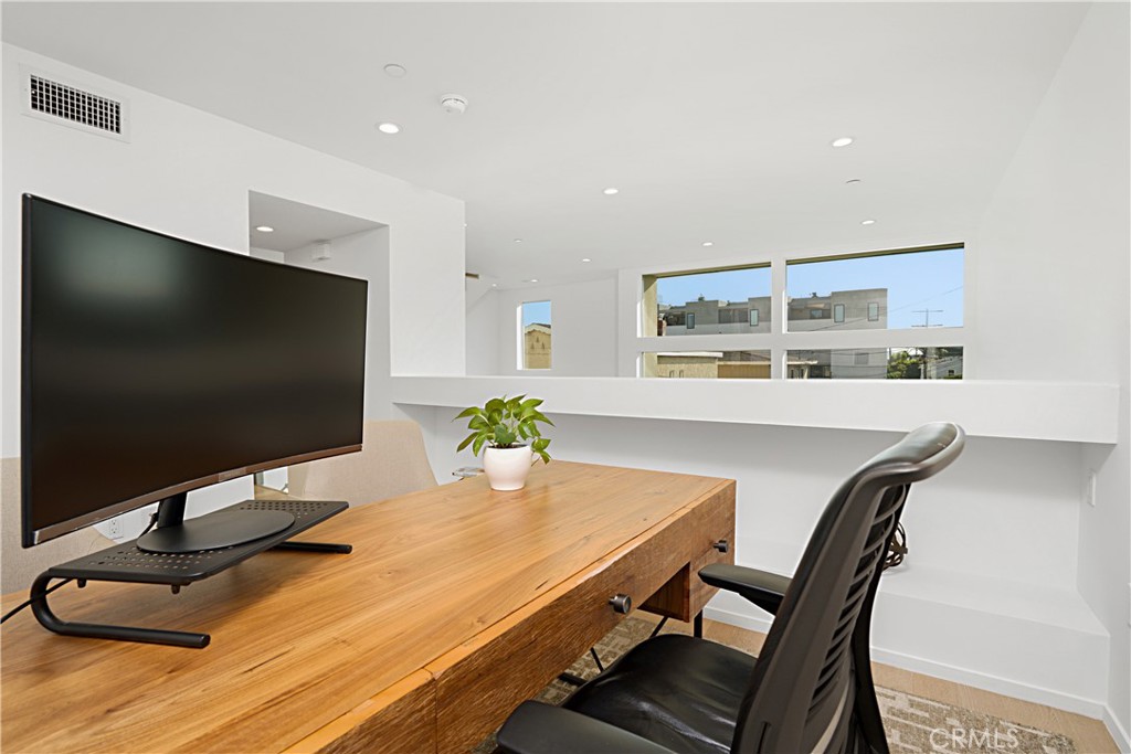 Los Angeles, California, 90019, United States, 2 Bedrooms Bedrooms, ,3 BathroomsBathrooms,Residential,For Sale,1990978