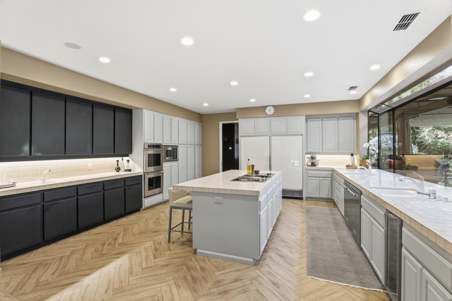 Gold River, California, 95670, United States, 4 Bedrooms Bedrooms, ,5 BathroomsBathrooms,Residential,For Sale,1987751