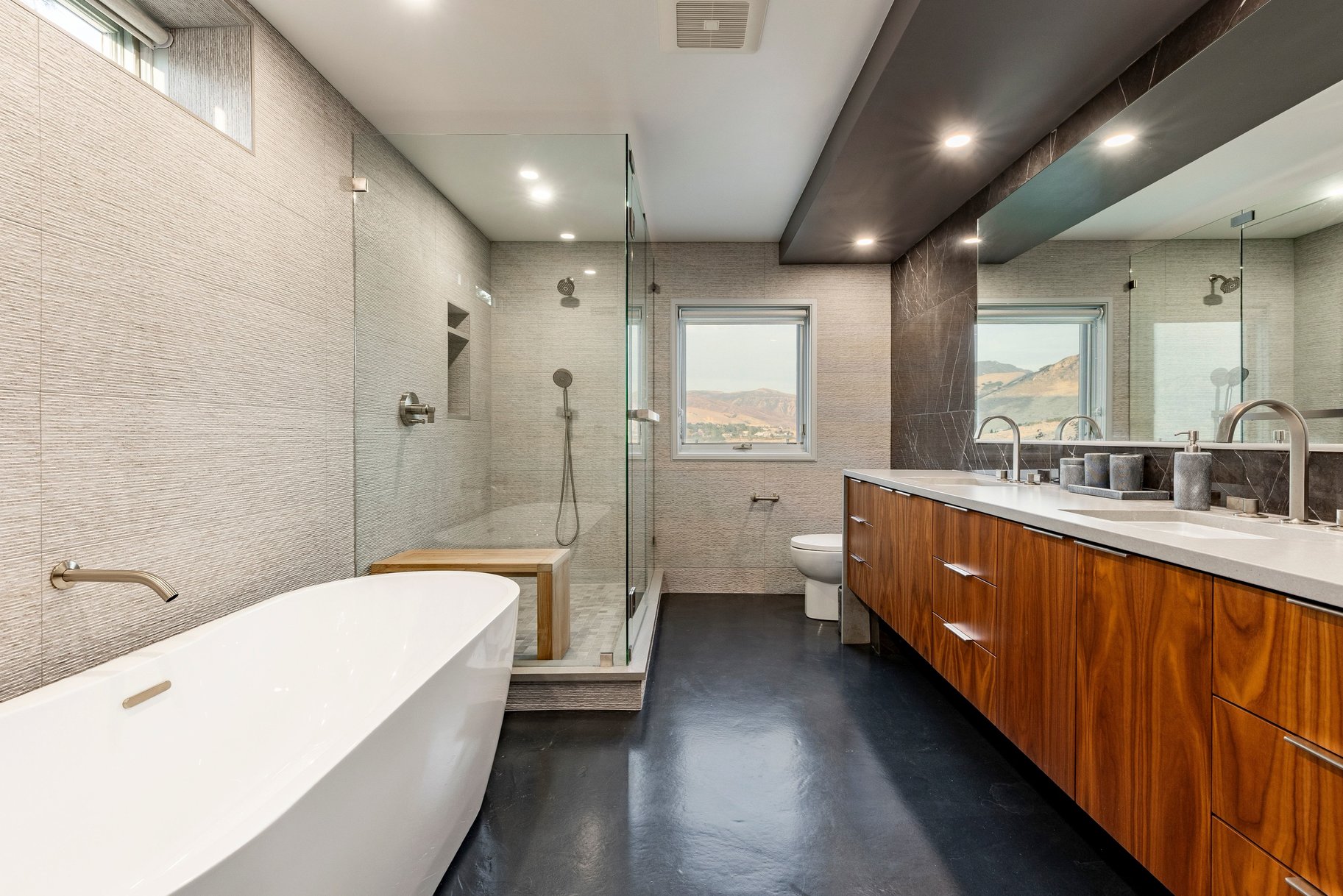  Stunning Contemporary Home with Commanding Views - 物件實景