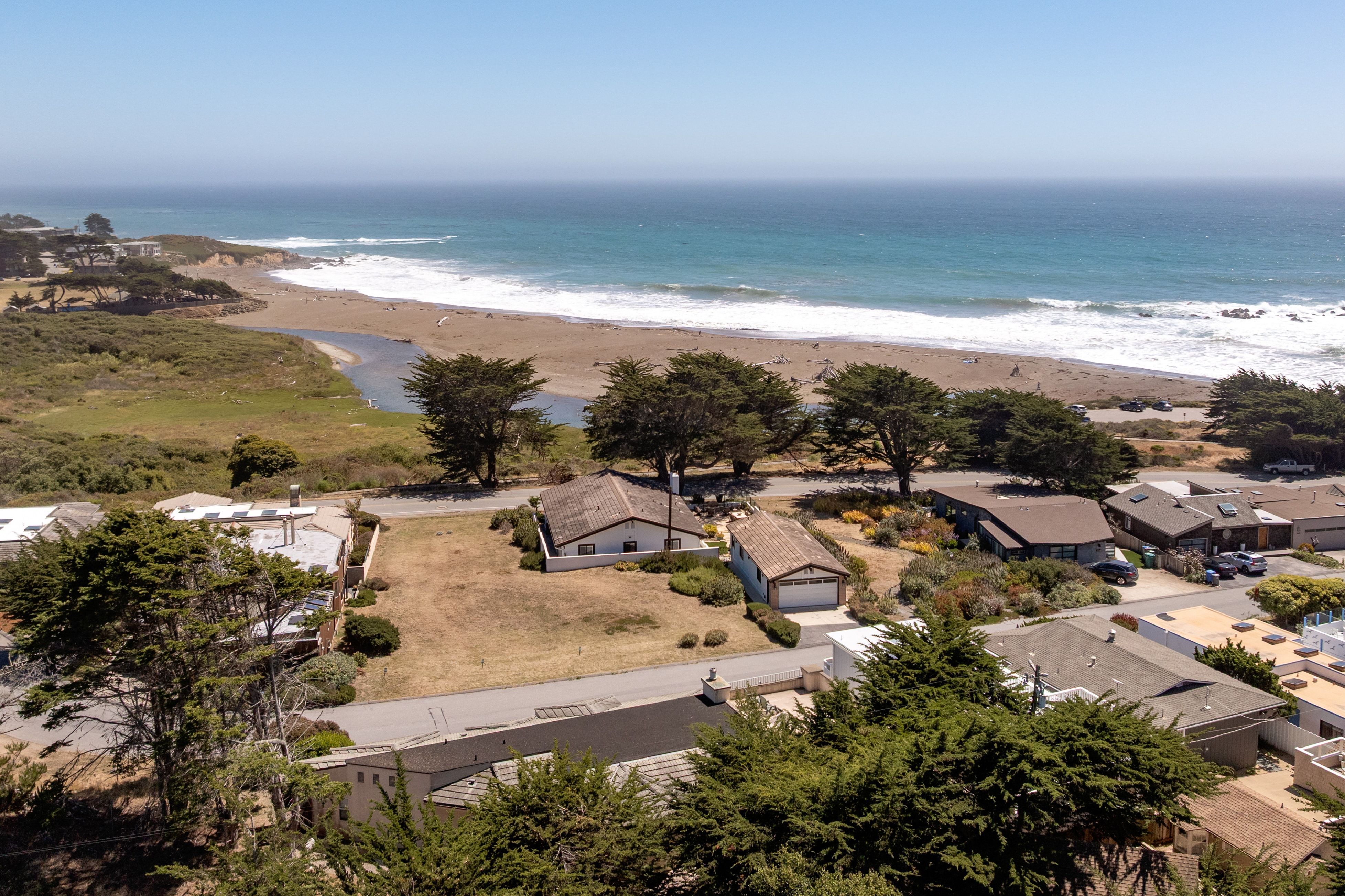  Rare Single-Level Oceanfront Retreat on World-Famous Moonstone Beach - 物件實景