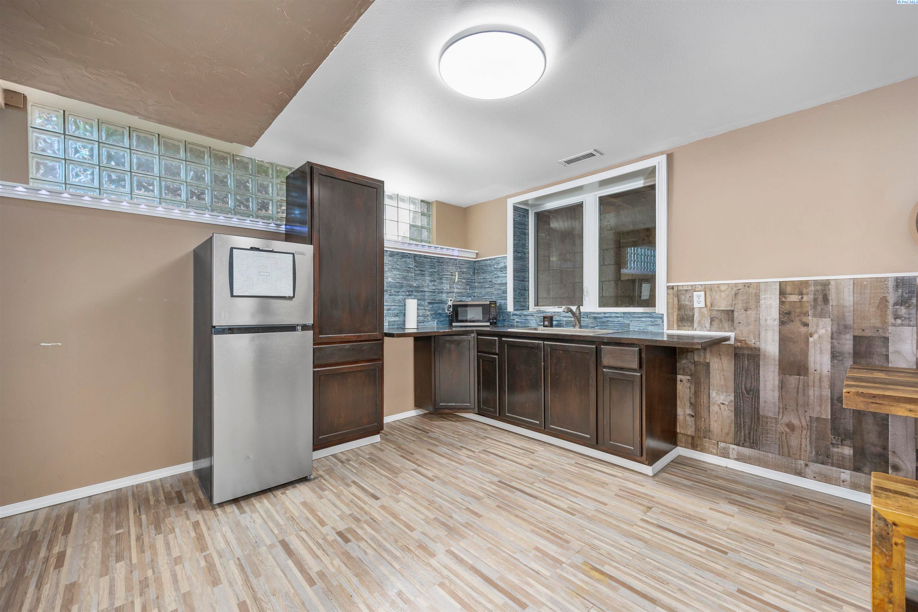 Kennewick, Washington, 99337, United States, 6 Bedrooms Bedrooms, ,4 BathroomsBathrooms,Residential,For Sale,1979182