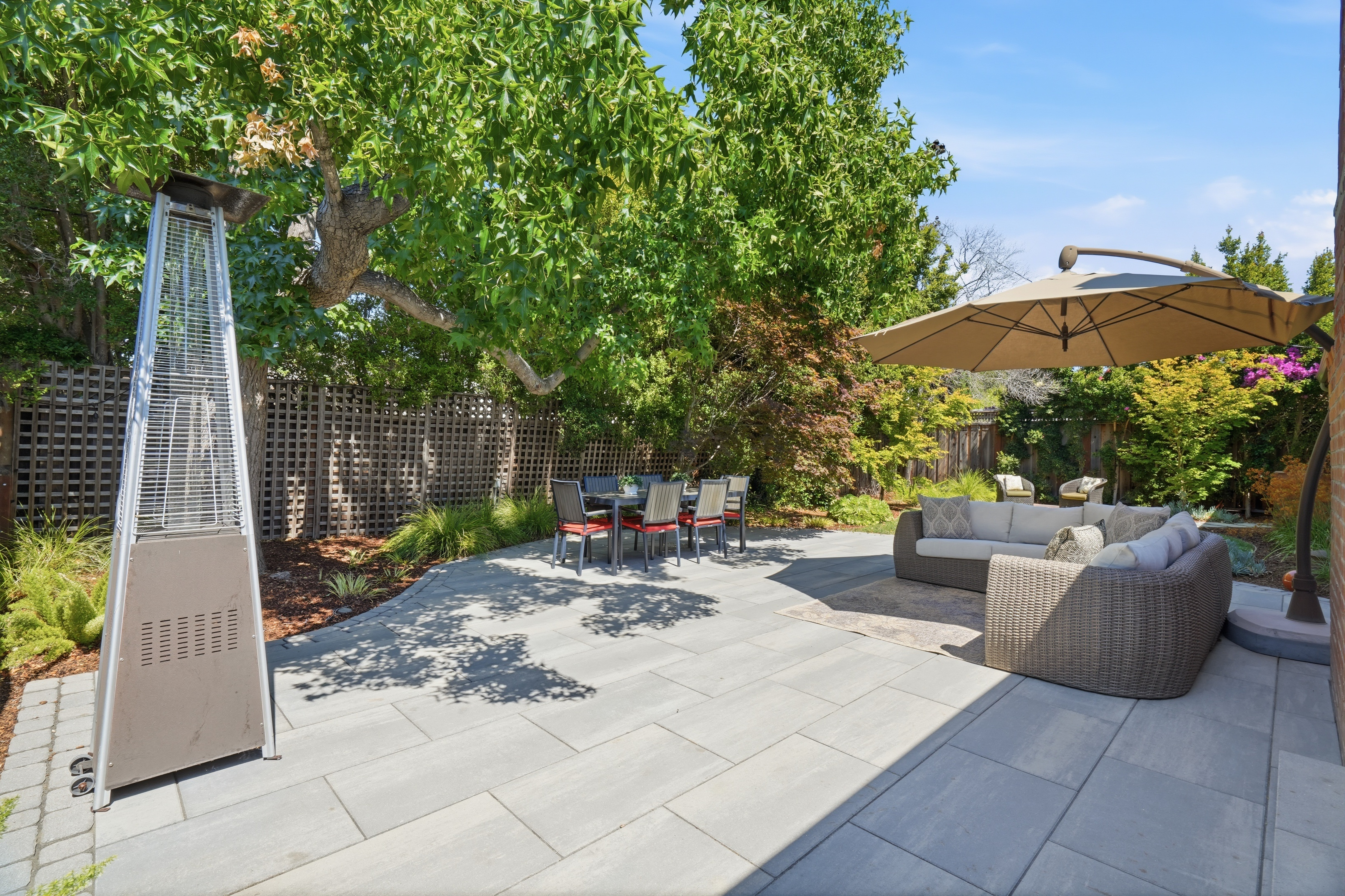  Private, Stylishly Updated Home in Prime Cambrian Location - 物件實景