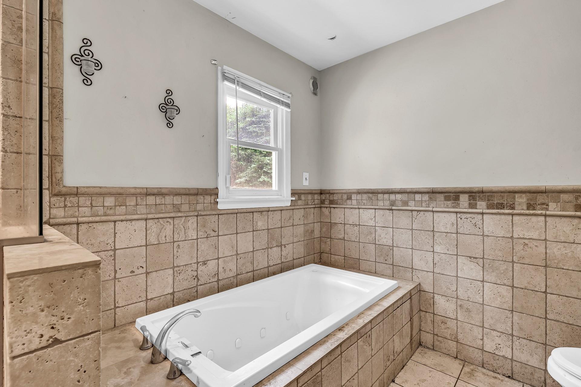 Huntington, New York, 11743, United States, 4 Bedrooms Bedrooms, ,3 BathroomsBathrooms,Residential,For Sale,1895271