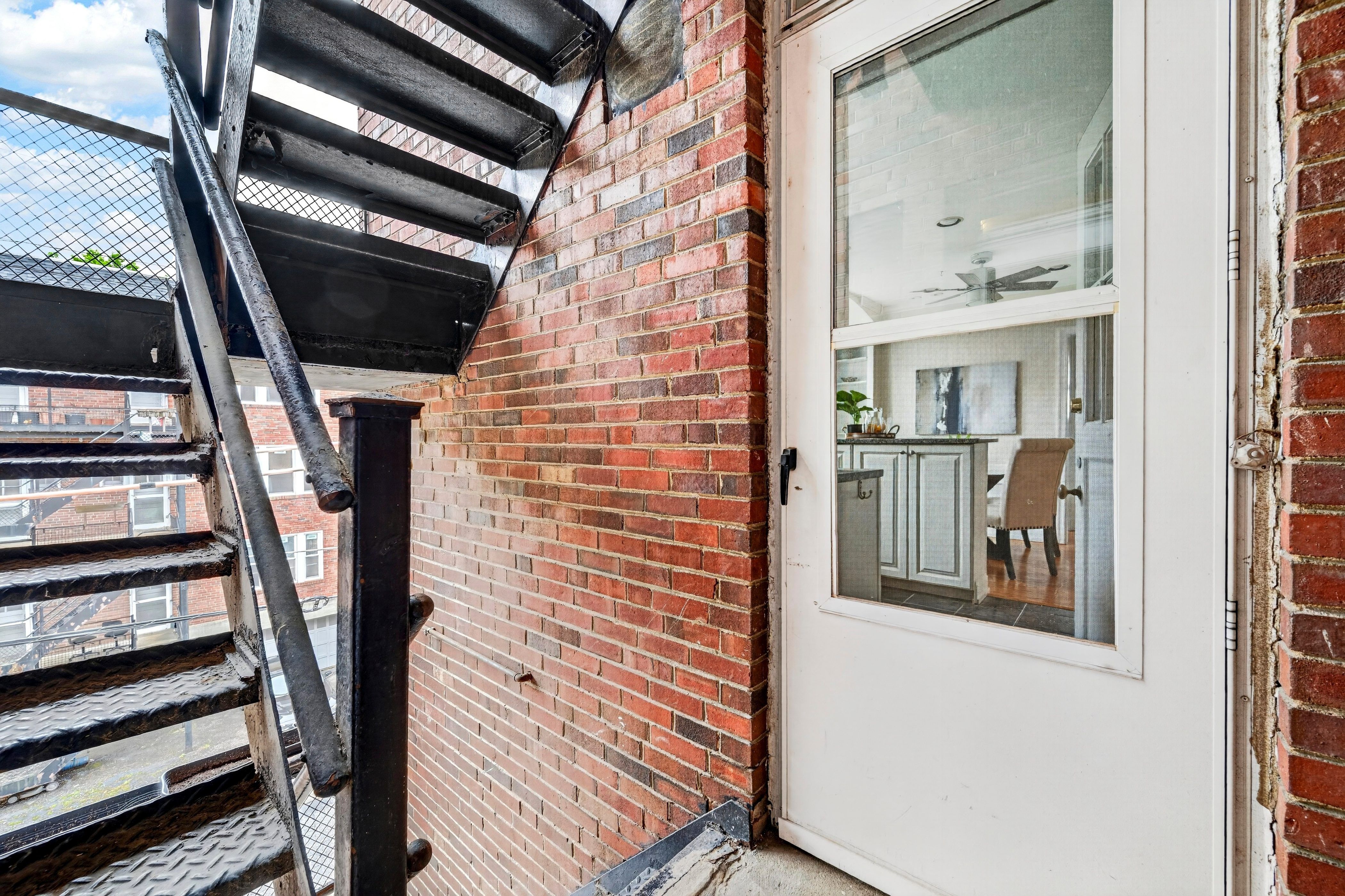  Charming 2-Bed, 2-Bath Second-Floor Unit with Modern Updates - 物件實景