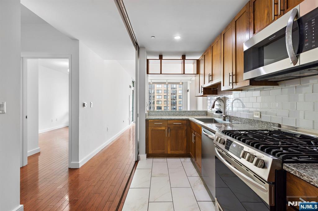 Jersey City, New Jersey, 07310, United States, 2 Bedrooms Bedrooms, ,2 BathroomsBathrooms,Residential,For Sale,1868291