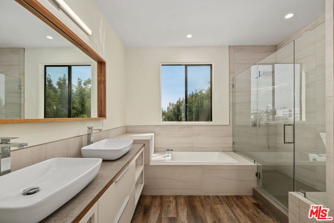 Los Angeles, California, 90025, United States, 9 Bedrooms Bedrooms, ,Residential,For Sale,1940770