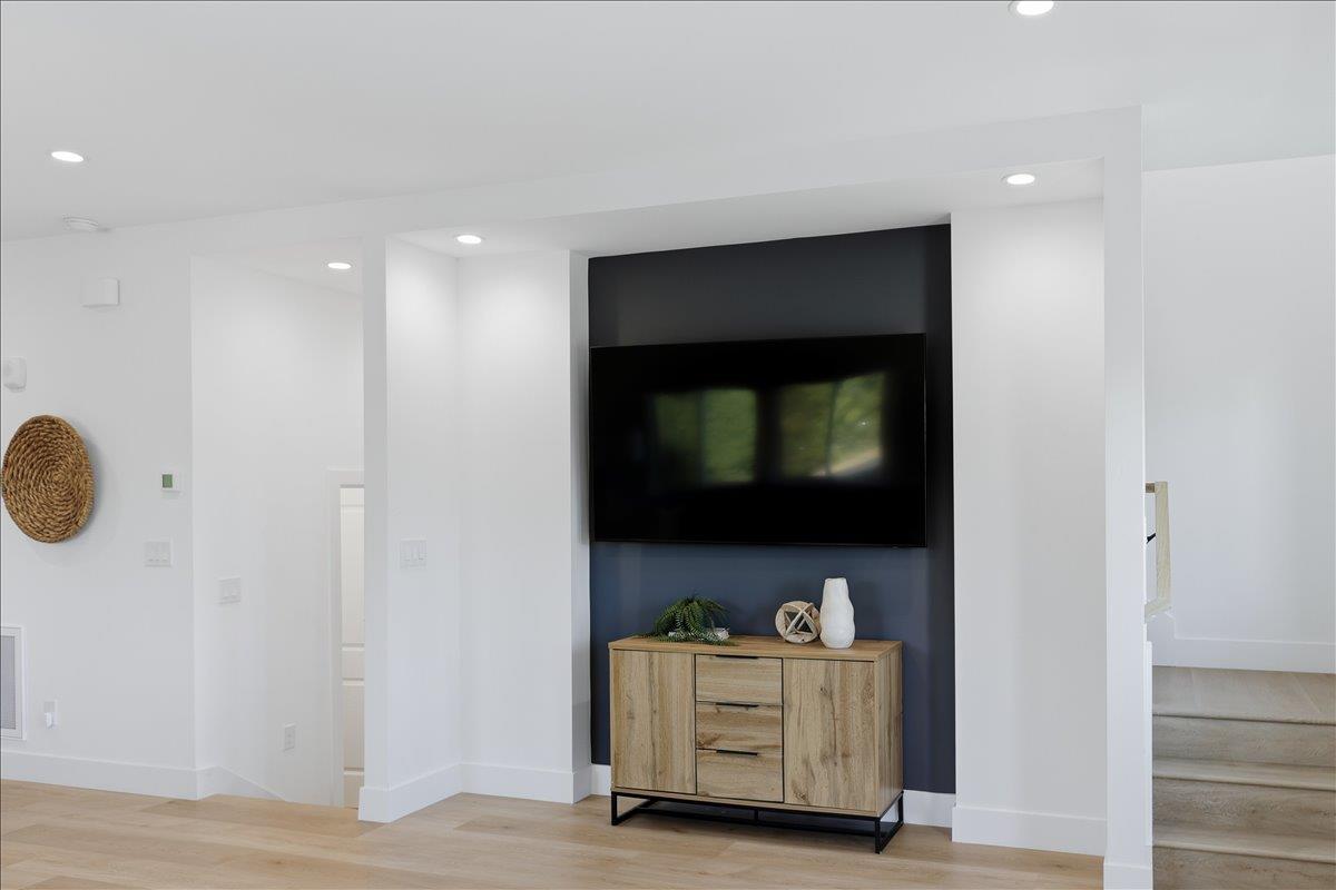 Mountain View, California, 94043, United States, 4 Bedrooms Bedrooms, ,4 BathroomsBathrooms,Residential,For Sale,1989678