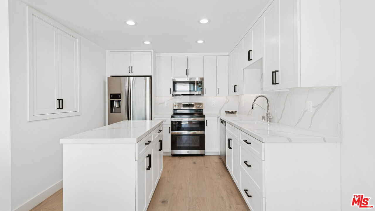 Malibu, California, 90265, United States, 2 Bedrooms Bedrooms, ,2 BathroomsBathrooms,Residential,For Sale,1896546