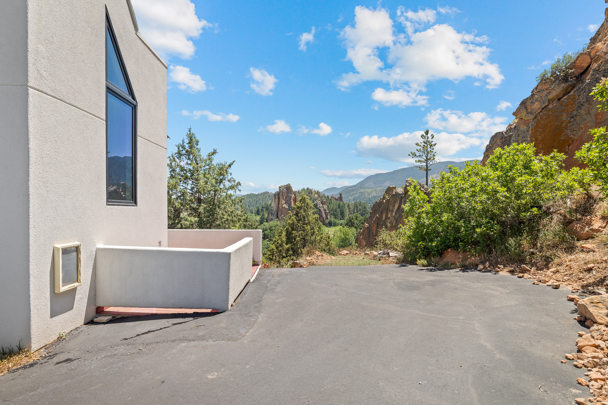  Set against the red rocks of Perry Park with a bold white stucco exterior - 物件實景