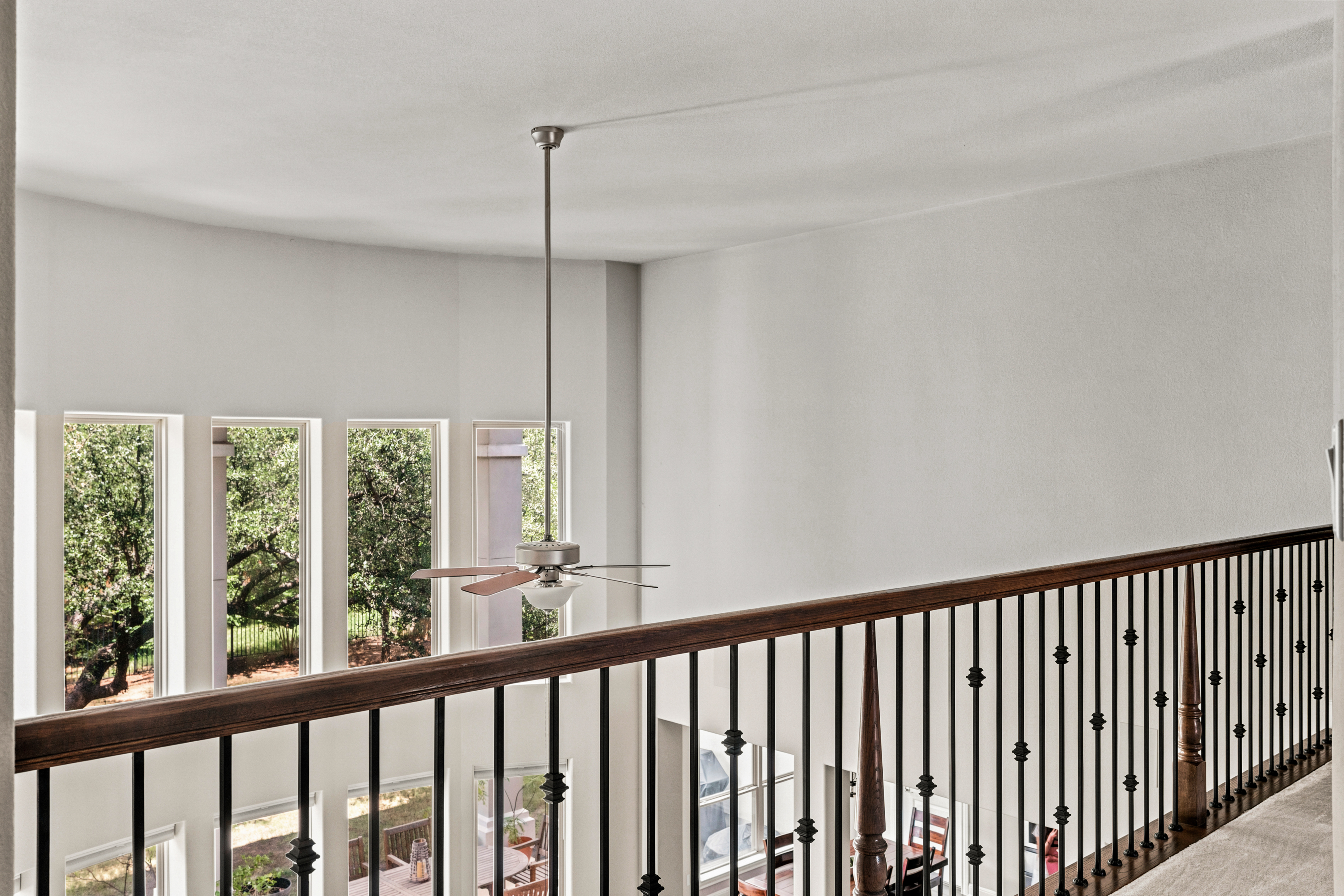  Private Greenbelt Retreat with Dual Main-Floor Suites - 物件實景