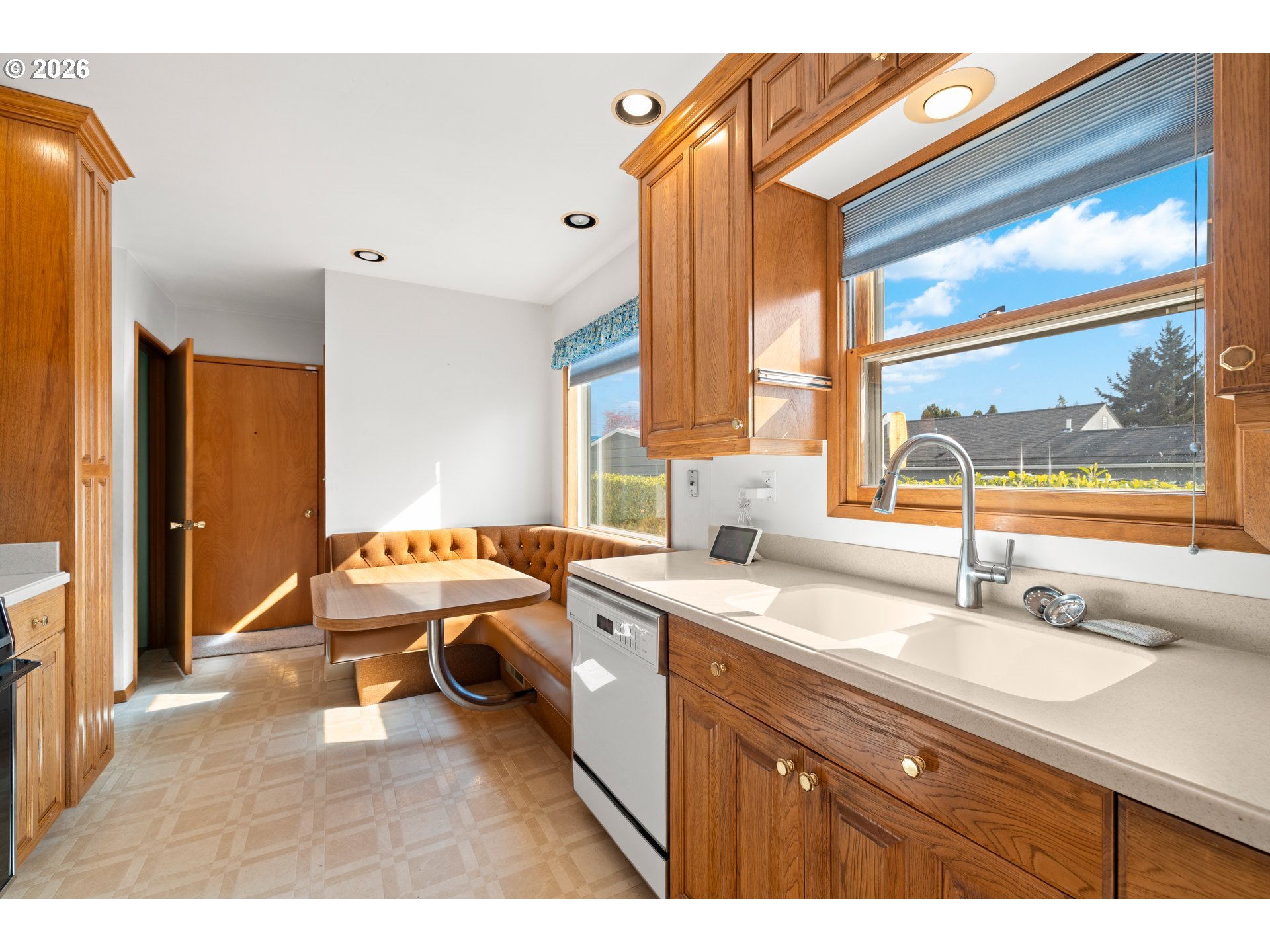 Portland, Oregon, 97230, United States, 3 Bedrooms Bedrooms, ,2 BathroomsBathrooms,Residential,For Sale,2040428