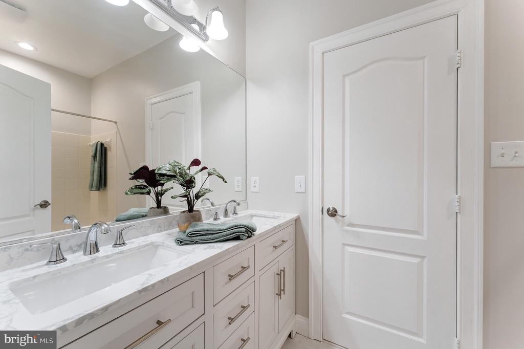 Fairfax, Virginia, 22033, United States, 6 Bedrooms Bedrooms, ,6 BathroomsBathrooms,Residential,For Sale,1973786