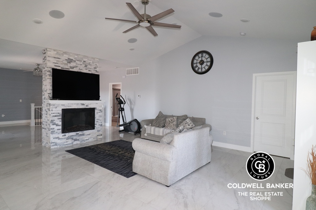 Garden City, Kansas, 67846, United States, 6 Bedrooms Bedrooms, ,3 BathroomsBathrooms,Residential,For Sale,1737851