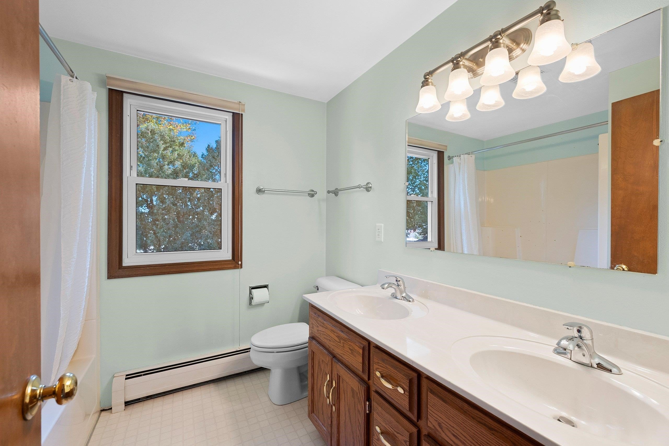 GREEN BAY, Wisconsin, 54304-4417, United States, 4 Bedrooms Bedrooms, ,2 BathroomsBathrooms,Residential,For Sale,1978060