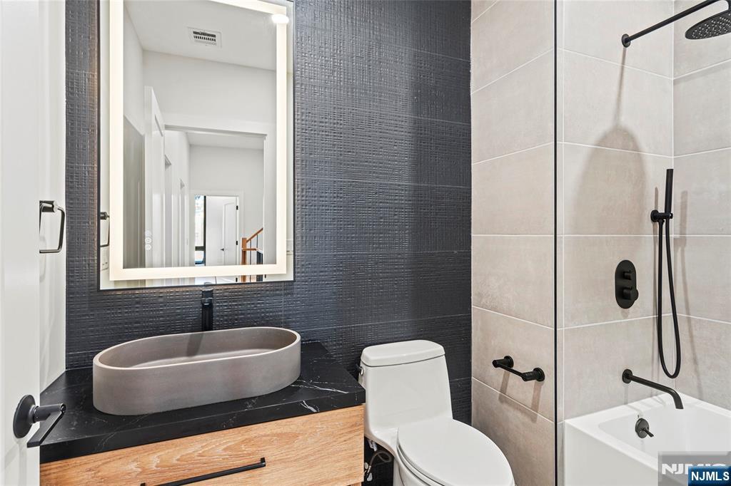 Jersey City, New Jersey, 07307, United States, 3 Bedrooms Bedrooms, ,3 BathroomsBathrooms,Residential,For Sale,2002133