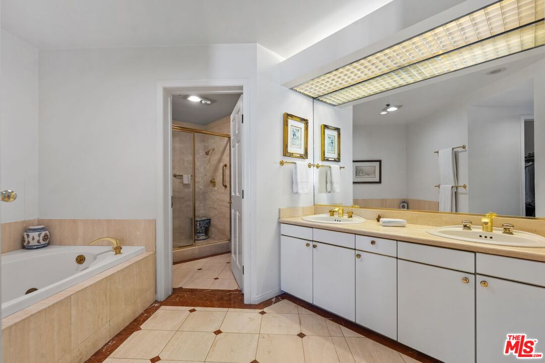 Los Angeles, California, 90024, United States, 2 Bedrooms Bedrooms, ,3 BathroomsBathrooms,Residential,For Sale,1993484