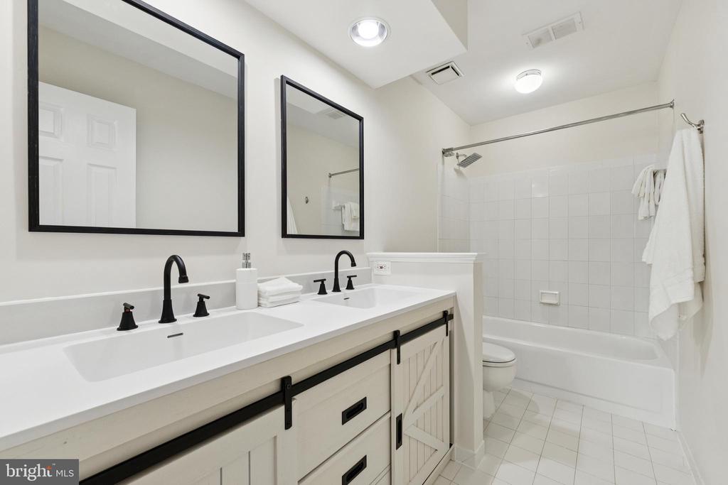 Fairfax Station, Virginia, 22039, United States, 5 Bedrooms Bedrooms, ,4 BathroomsBathrooms,Residential,For Sale,1887245