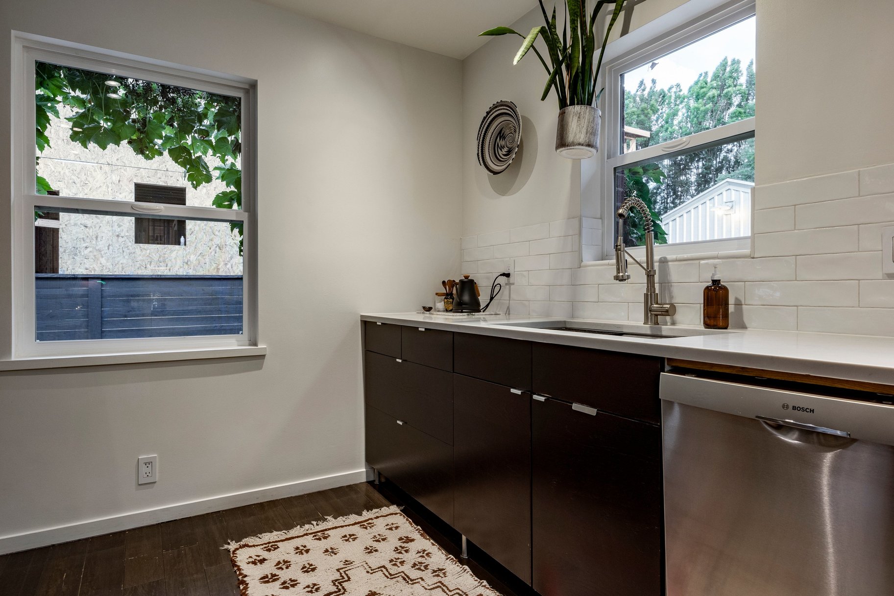  Spacious Millcreek Bungalow with Expansive Backyard & 2-Car Garage - 物件實景