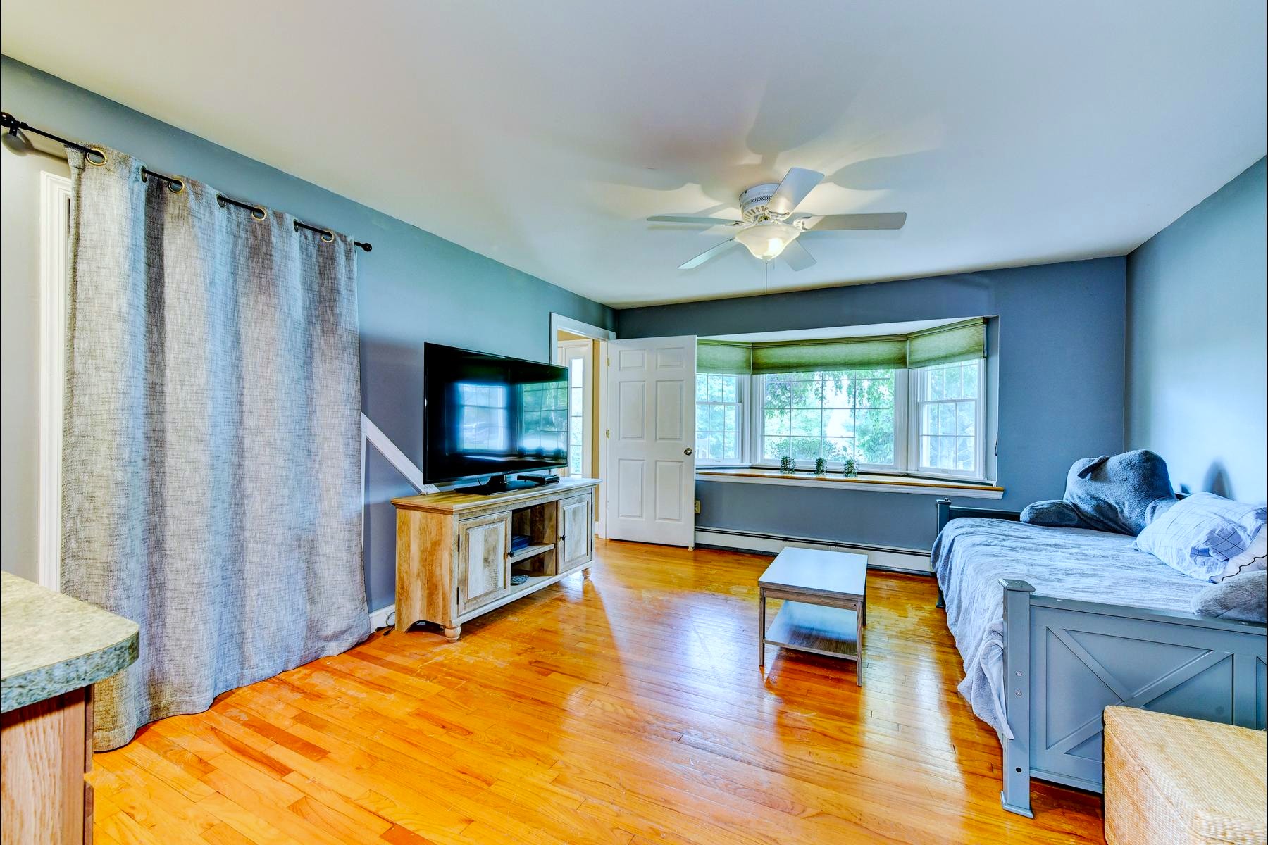  ?Glenwood? Neighborhood Colonial Offers Privacy and Flexibility - 物件實景