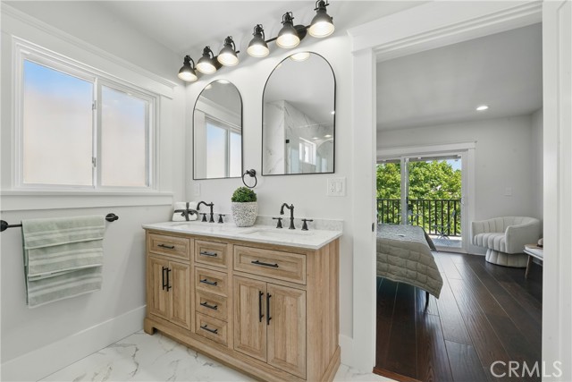 Los Angeles, California, 90018, United States, 5 Bedrooms Bedrooms, ,5 BathroomsBathrooms,Residential,For Sale,1984330