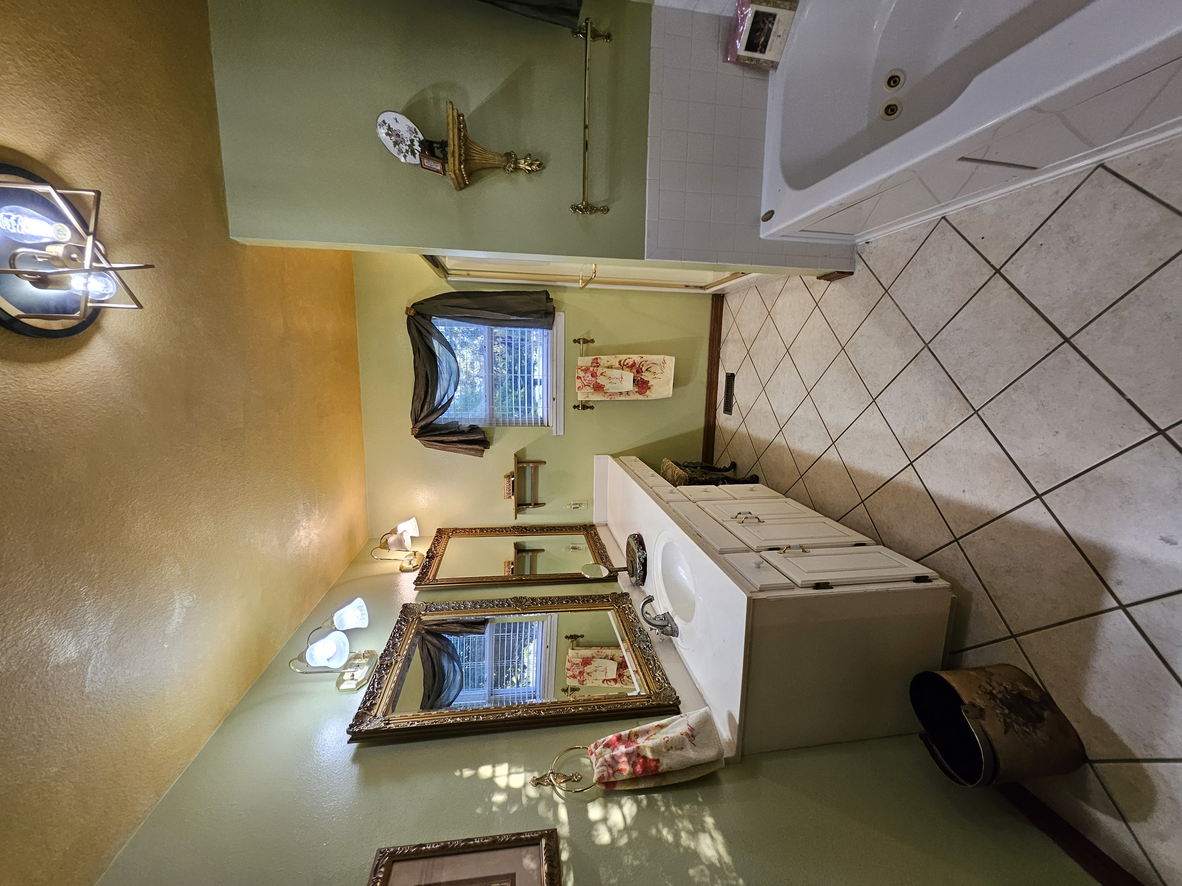 Pierce City, Missouri, 65723, United States, 5 Bedrooms Bedrooms, ,3 BathroomsBathrooms,Residential,For Sale,1984282