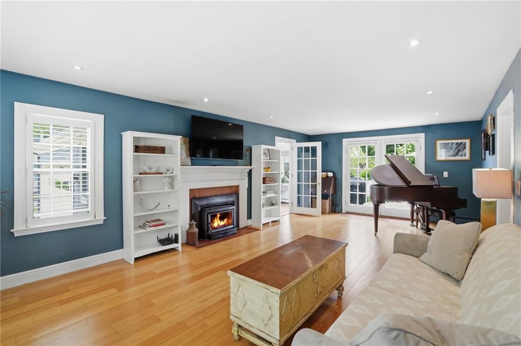 Warren, Rhode Island, 02885, United States, 2 Bedrooms Bedrooms, ,3 BathroomsBathrooms,Residential,For Sale,2048130