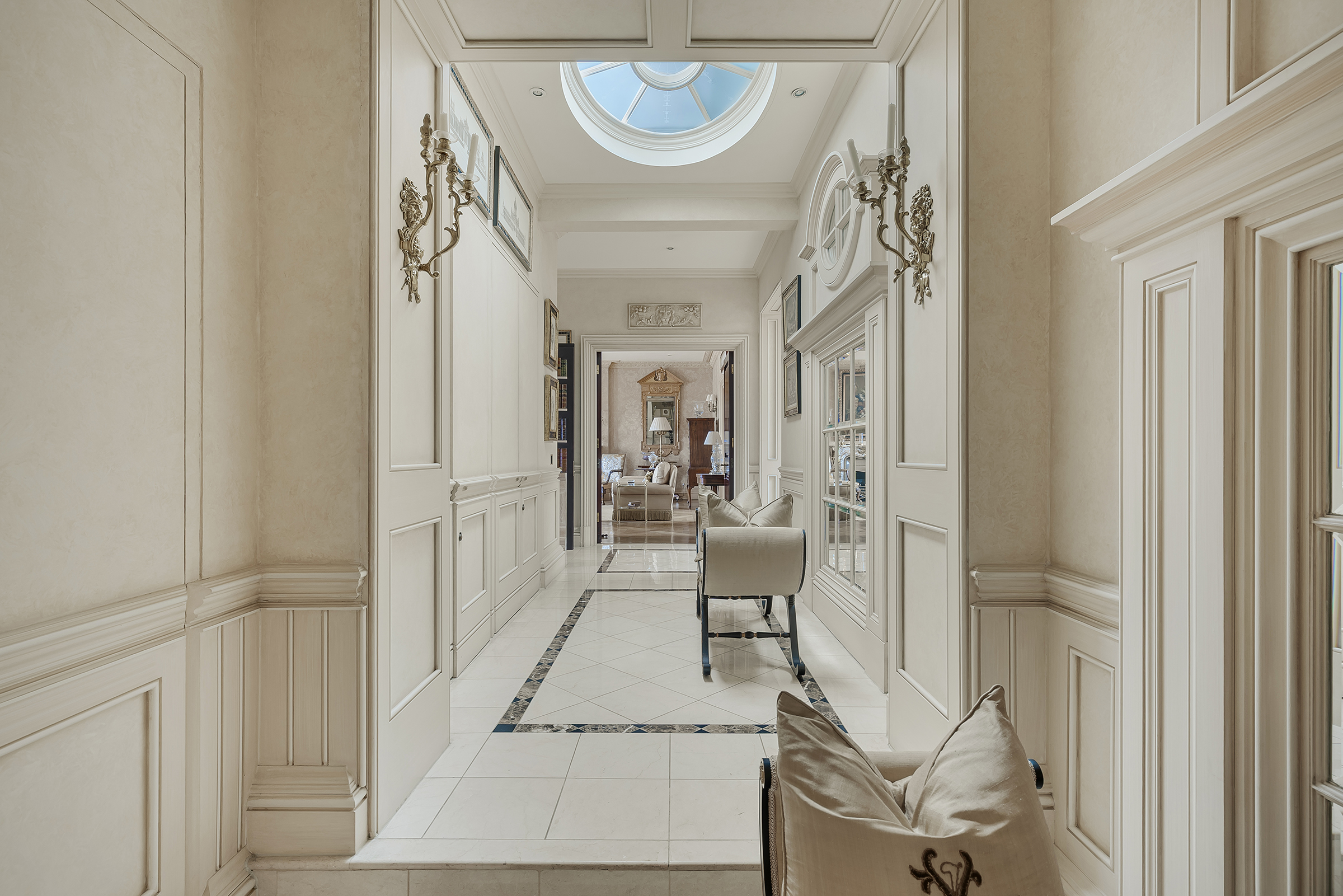  A Grand Lateral Penthouse with Direct Lift Access on Chesham Place - 物件實景