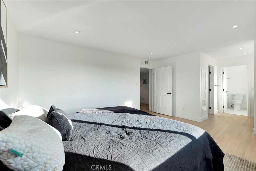 Long Beach, California, 90814, United States, 2 Bedrooms Bedrooms, ,1 BathroomBathrooms,Residential,For Sale,1989158