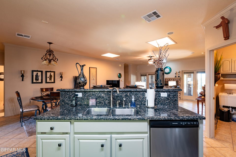 El Paso, Texas, 79912, United States, 4 Bedrooms Bedrooms, ,3 BathroomsBathrooms,Residential,For Sale,1988584