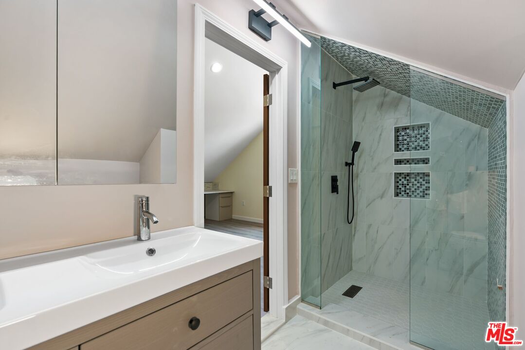 Los Angeles, California, 90006, United States, 7 Bedrooms Bedrooms, ,6 BathroomsBathrooms,Residential,For Sale,1848318