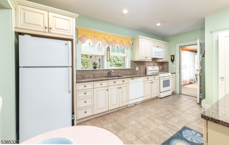 West Caldwell Twp., New Jersey, 07006, United States, 3 Bedrooms Bedrooms, ,1 BathroomBathrooms,Residential,For Sale,1949802