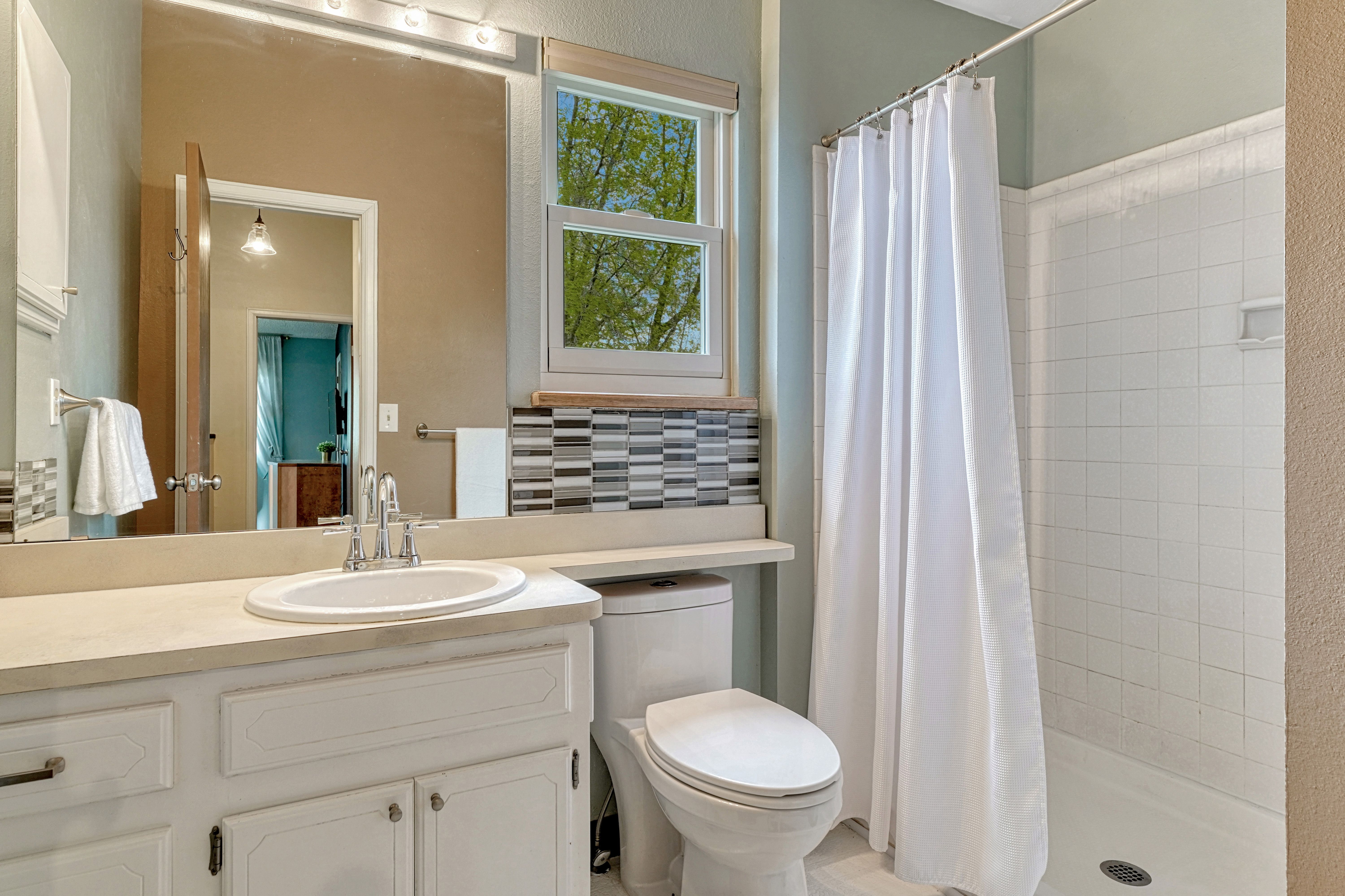  Sunlit Townhouse with Mountain Views & Private Patio - 物件實景