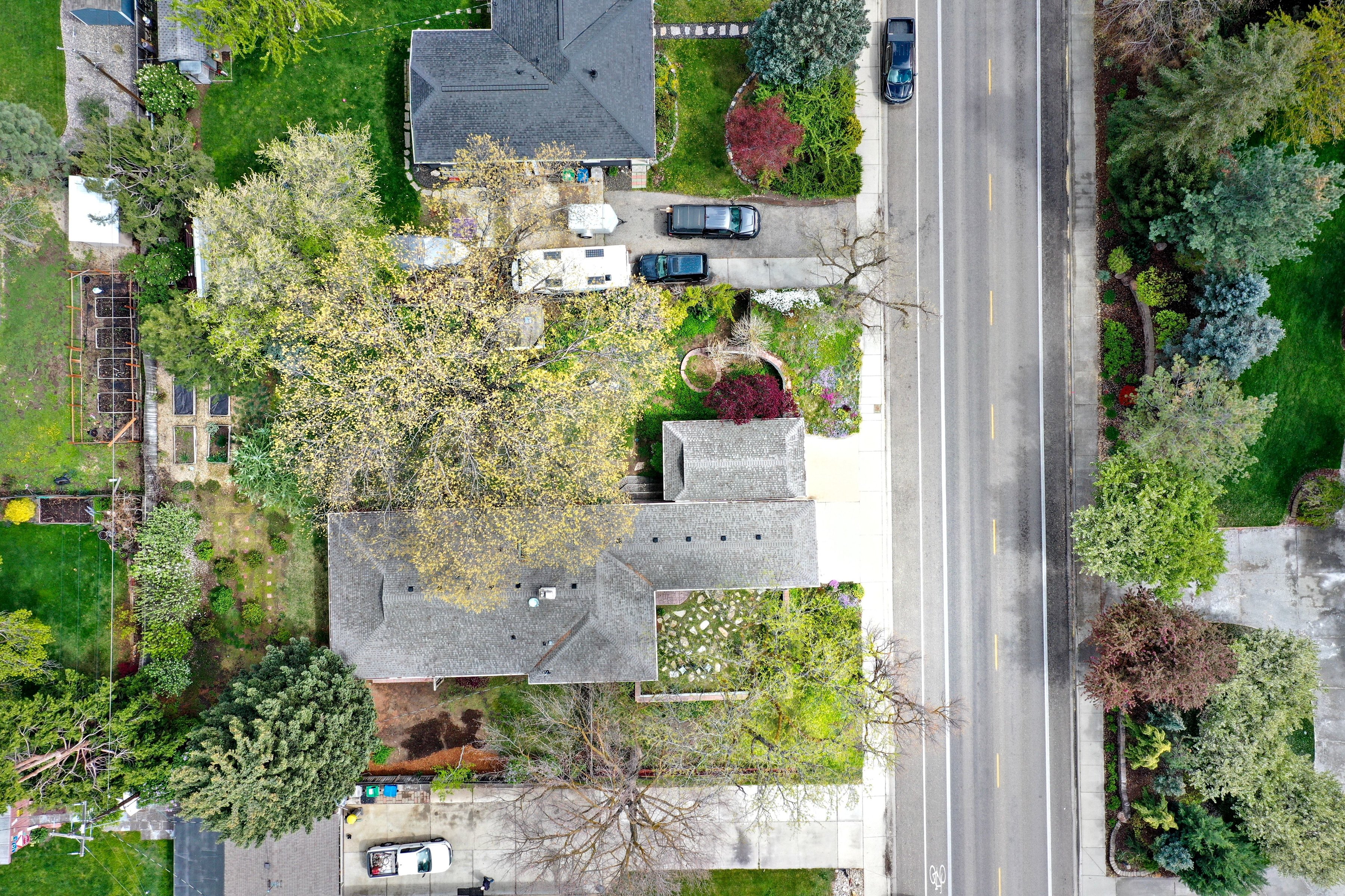  Storybook Single-Level Brick Cottage with Privacy and Expansive Gardens - 物件實景