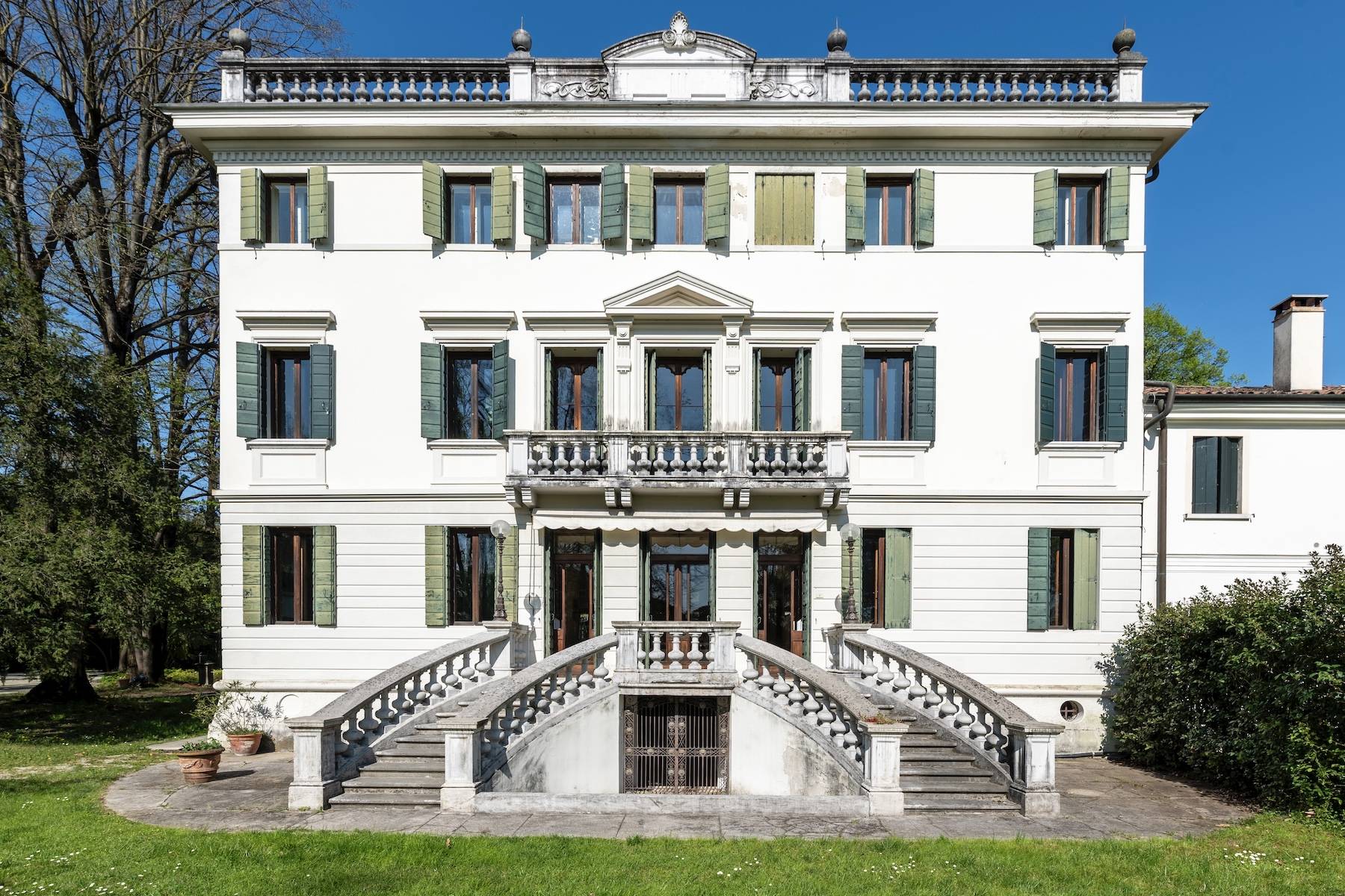Timeless Venetian Villa in historic park with pool and lake