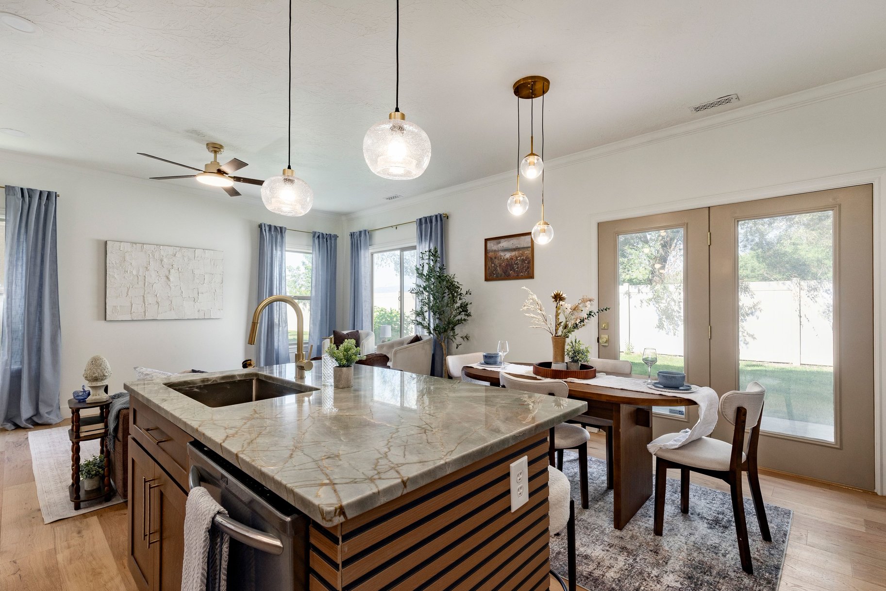  Fully Remodeled End-Unit in Prime Midvale Location - 物件實景