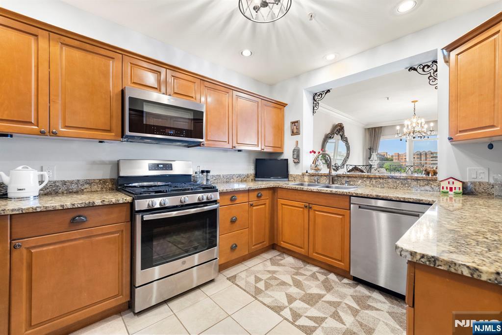 Edgewater, New Jersey, 07020, United States, 2 Bedrooms Bedrooms, ,2 BathroomsBathrooms,Residential,For Sale,1934539