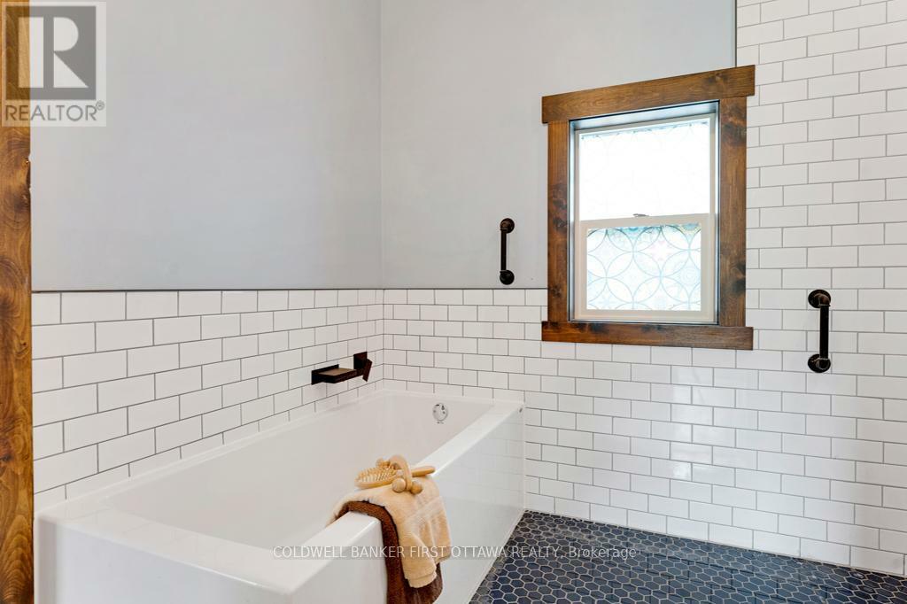 TAY VALLEY, Ontario, K0H 2B0, CA, 2 Bedrooms Bedrooms, ,1 BathroomBathrooms,Residential,For Sale,1866349
