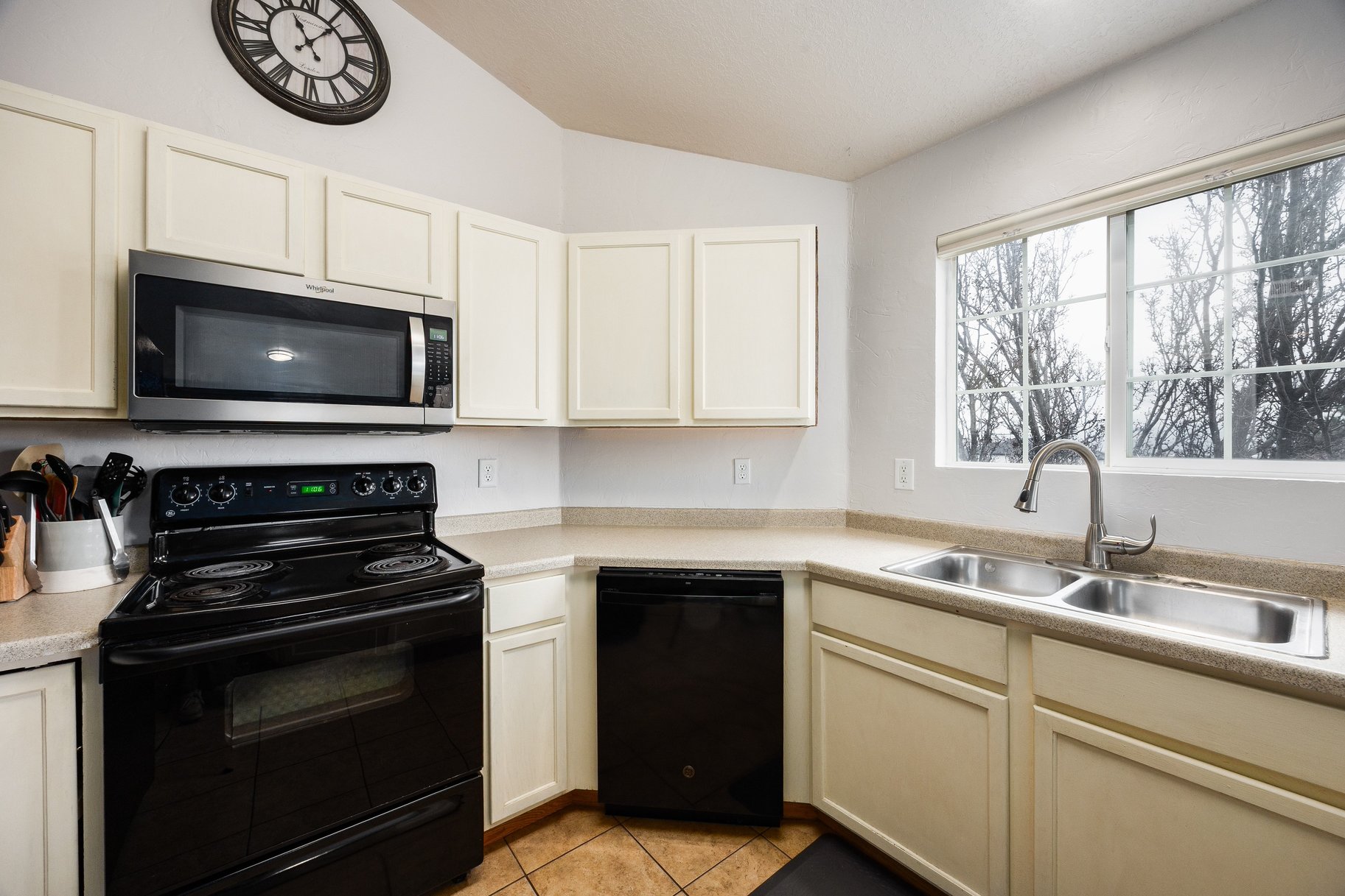  Quiet 3-Bed Condo Near Schools & Parks - 物件實景