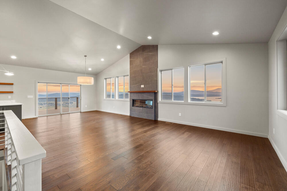 Klamath Falls, Oregon, 97601, United States, 3 Bedrooms Bedrooms, ,4 BathroomsBathrooms,Residential,For Sale,1794380
