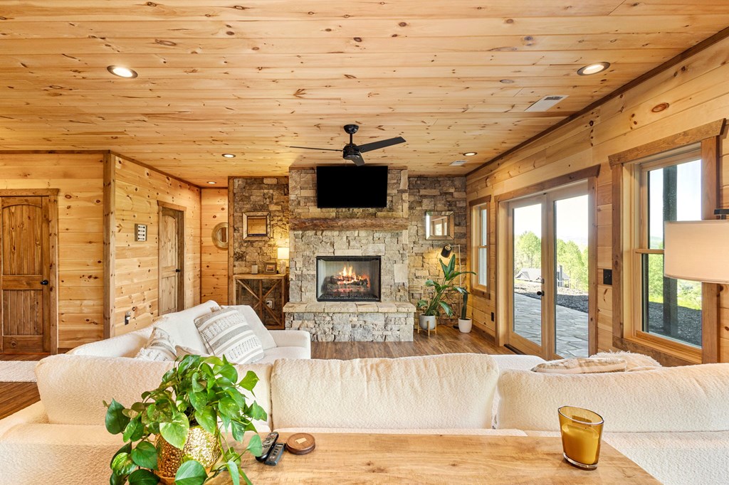 Morganton, Georgia, 30560, United States, 3 Bedrooms Bedrooms, ,3 BathroomsBathrooms,Residential,For Sale,1983802