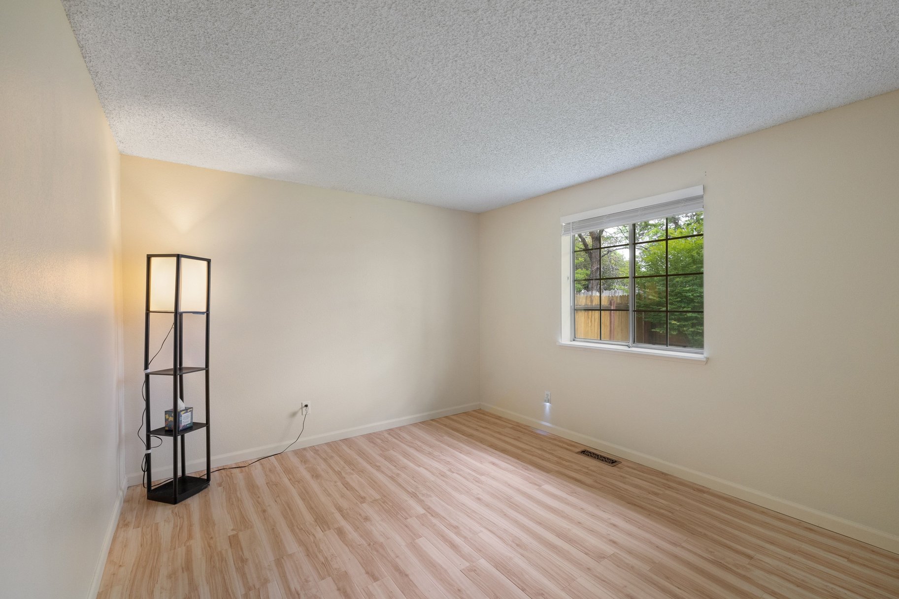  Move-in Ready. Great starter or investment home - 物件實景