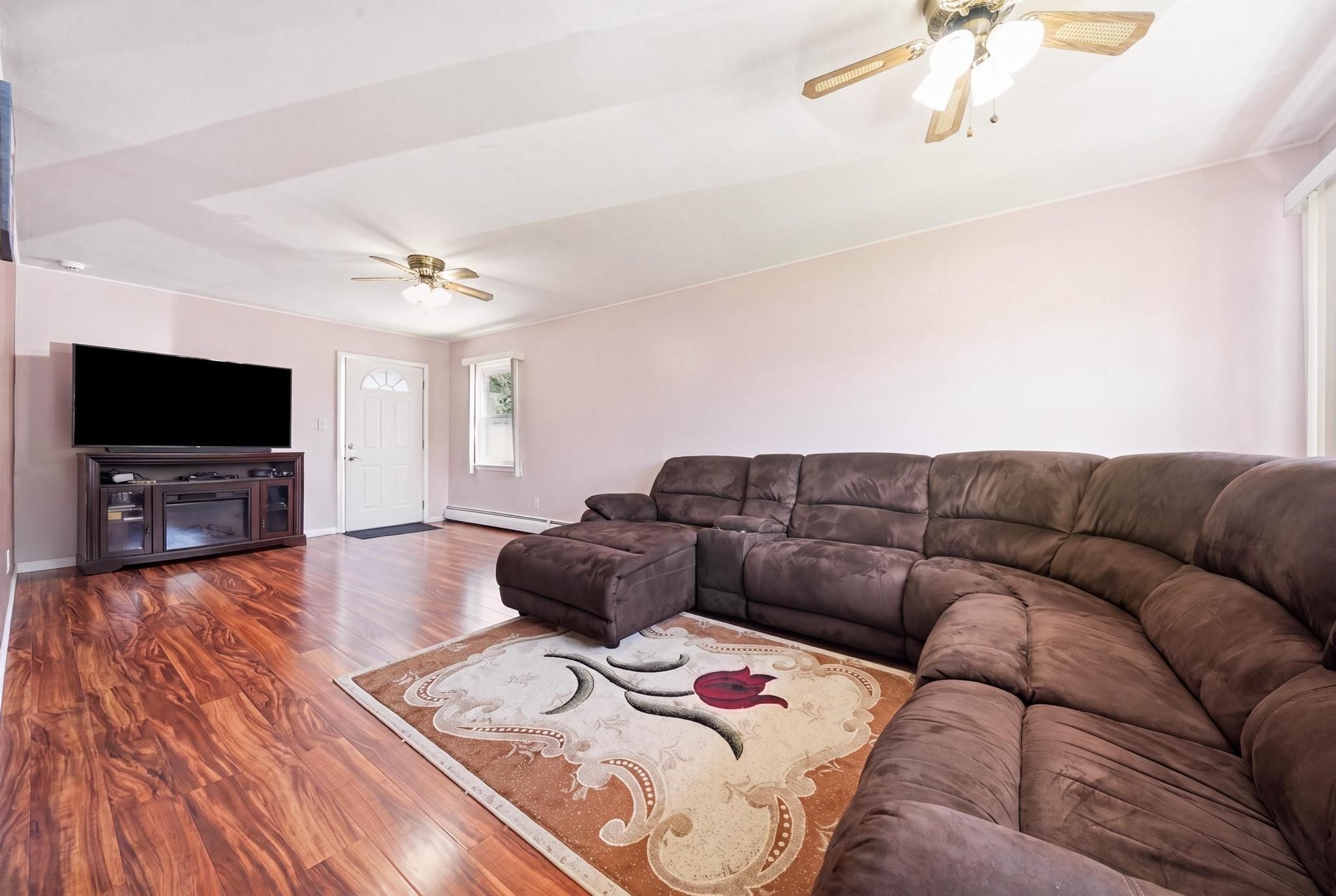  37 Gun Lane, Levittown, NY, 11756 - 物件實景