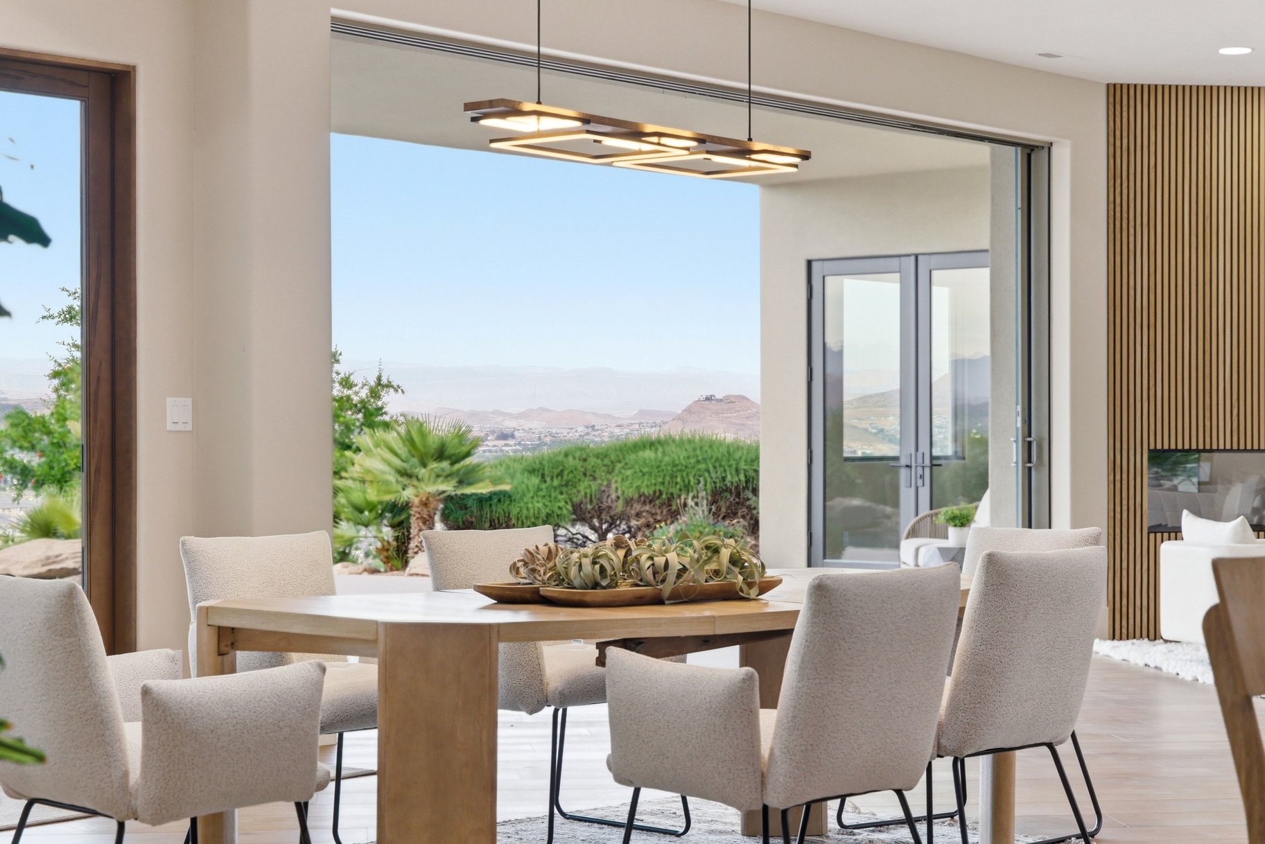  On The edge Of Stone Cliff With Sweeping Stunning City And Mountain Views - 物件實景