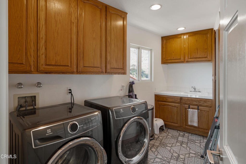 Altadena, California, 91001, United States, 5 Bedrooms Bedrooms, ,6 BathroomsBathrooms,Residential,For Sale,1989048