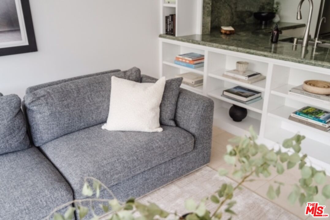 West Hollywood, California, 90069, United States, 1 Bedroom Bedrooms, ,1 BathroomBathrooms,Residential,For Sale,1891837