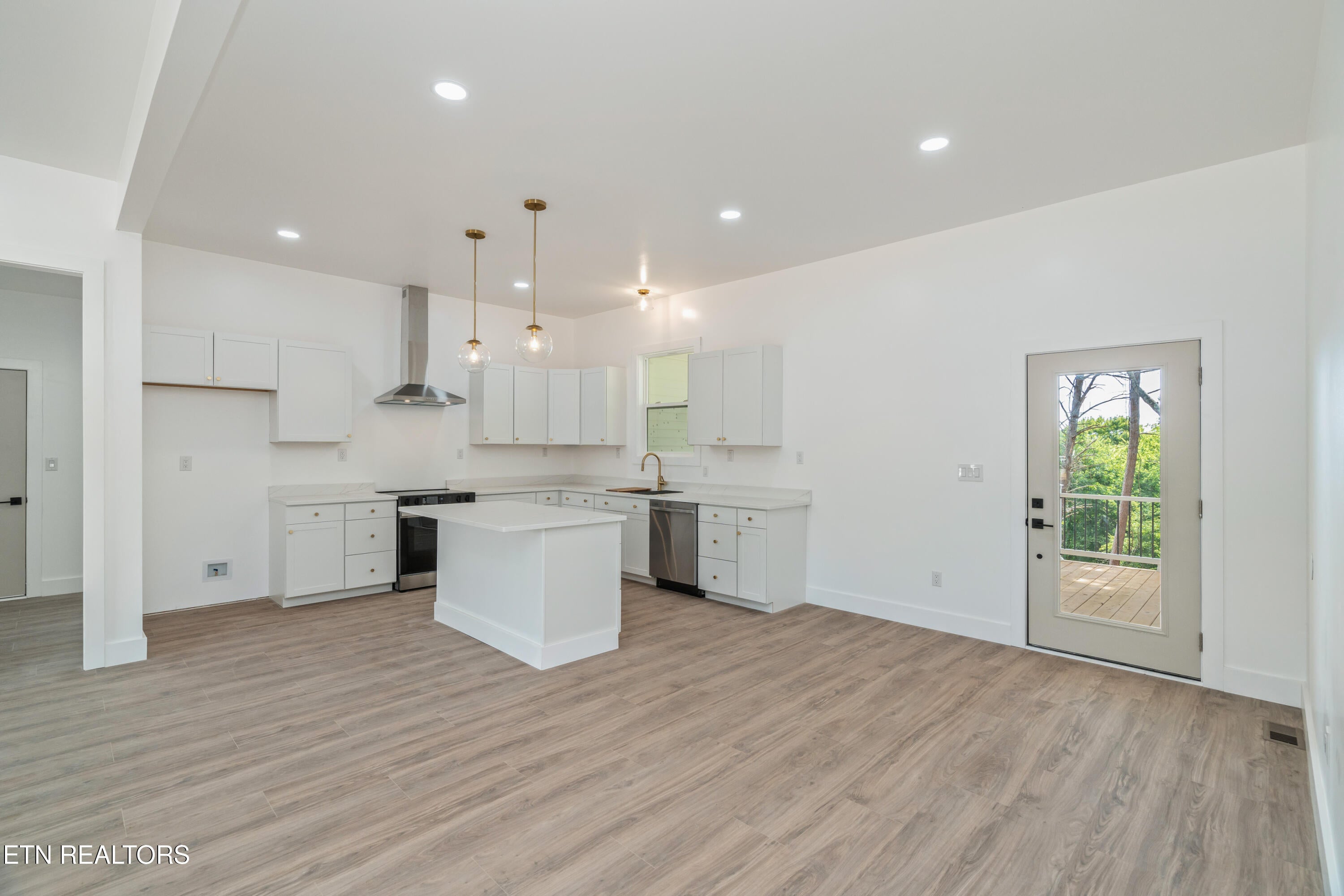 Kingston, Tennessee, 37763, United States, 3 Bedrooms Bedrooms, ,2 BathroomsBathrooms,Residential,For Sale,1907401